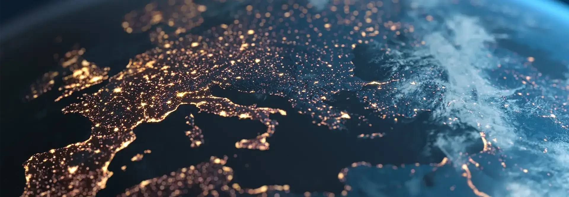 Foto della penisola italiana e di parte dell’Europa scattata dallo spazio, tutta illuminata.