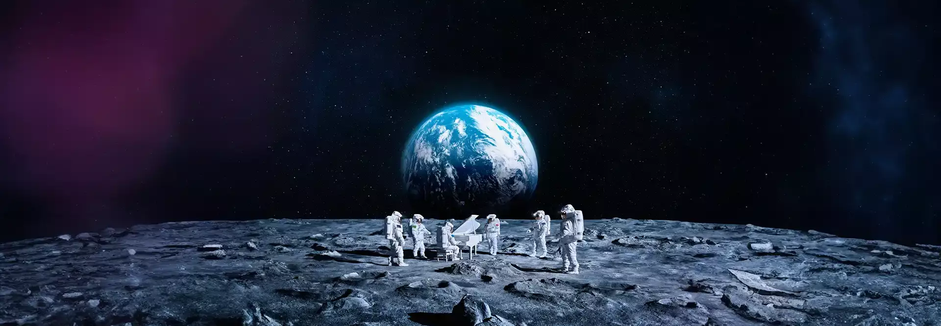 Alcuni astronauti sulla Luna suonano il pianoforte e intonano “What a Wonderful World” di Luis Armstrong: sullo sfondo si vede il nostro meraviglioso pianeta Terra.