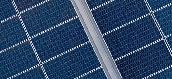 Immagine di un impianto fotovoltaico installato sulla copertura di un’azienda