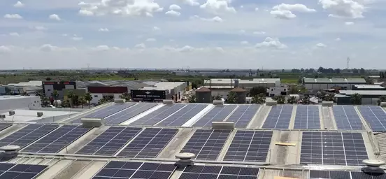 Foto di un impianto fotovoltaico installato sul tetto di un’azienda